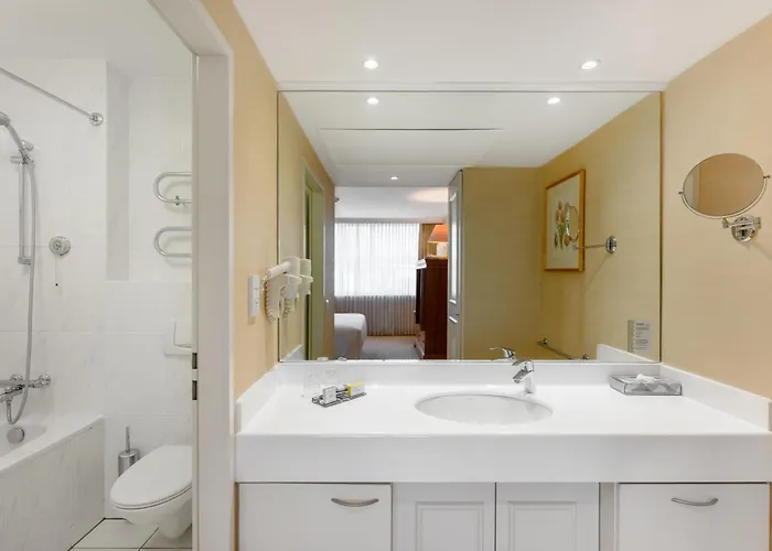 Hotel Millennium Court, - Marriott Executive 4*